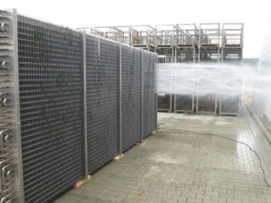 le jet de nettoyage traverse l'appareil aéroréfrigérant